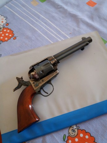 Hola. Un amigo vende revolver pacificador de Uberti, en uso, de cinco pulgadas y media, y 45 long colt. 01