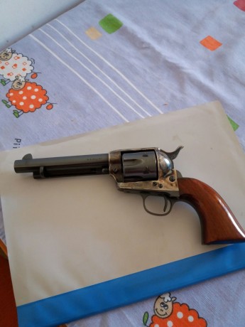 Hola. Un amigo vende revolver pacificador de Uberti, en uso, de cinco pulgadas y media, y 45 long colt. 00