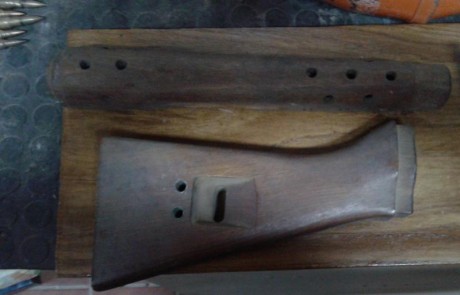 Vendo lote compuesto por:
Guardamanos y culatín originales en madera, sin uso. SIN HERRAJES. Perfectos 01