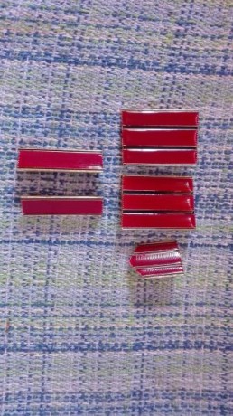 Se vende galones de cabo esmaltados con pines años 80,perfectos, además regalo galones soldado primera 00