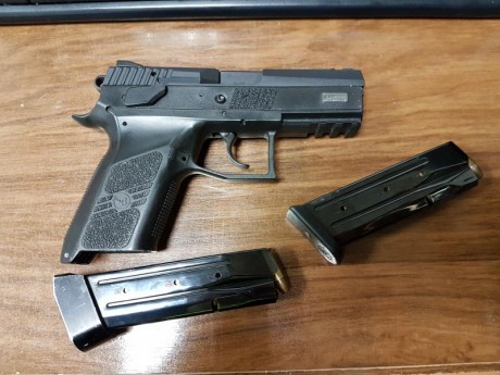 Vendo pistola CZ 75 P07 Duty, utilizada como arma particular, no ha disparado ni 500 tiros. Lleva miras 00