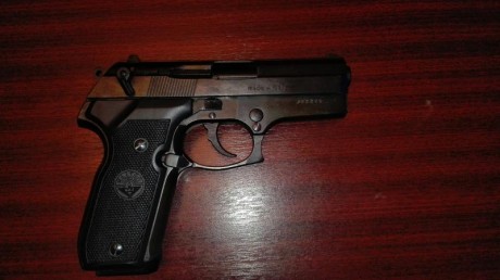 Se vende pistola fogueo Vatro mod.8000 9mm, perfecta como nueva, replica exacta a la Beretta 8000, regalo 01