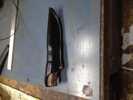 Un buen amigo me ha dicho que le ponga a la venta un cuchillo artesano 100% con funda también artesana, 40