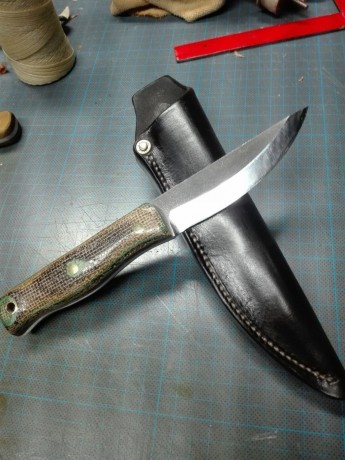 Un buen amigo me ha dicho que le ponga a la venta un cuchillo artesano 100% con funda también artesana, 50