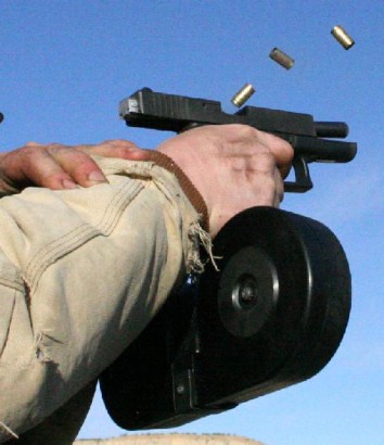Pues esa es la duda, ¿Glock 26 o 19? La diferencia es muy grande de tamaño entre ellas para el porte de 90