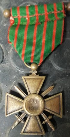 Vendo:

Cruz de guerra francesa de la primera guerra mundial. Buen estado. Cinta y pasador original. 
Aqui 01