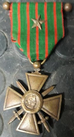 Vendo:

Cruz de guerra francesa de la primera guerra mundial. Buen estado. Cinta y pasador original. 
Aqui 00