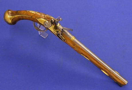 Voy a colocar unas fotos de un arma larga alemana de llave de mecha del siglo XVI. 120