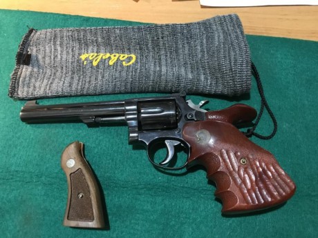 Revolver S&W modelo K-14 calibre 38 Spl, cañón de 6 pulgadas, estado excelente.  Gran precisión, modelo 02