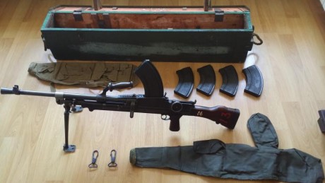 Ametralladora britanica Bren MKII fabricada en Lithow en 1942. Inclye su cargador mas cuatro extras, la 02
