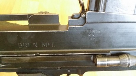 Ametralladora britanica Bren MKII fabricada en Lithow en 1942. Inclye su cargador mas cuatro extras, la 01