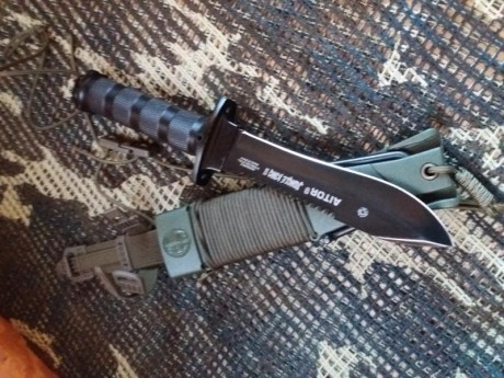 Buenas, pongo a la venta este cuchillo mítico de los años 80 Jungle King II fabricado en Ermua.

Modelo 02