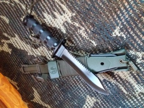 Buenas, pongo a la venta este cuchillo mítico de los años 80 Jungle King II fabricado en Ermua.

Modelo 01