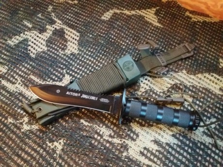 Buenas, pongo a la venta este cuchillo mítico de los años 80 Jungle King II fabricado en Ermua.

Modelo 12