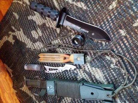 Buenas, pongo a la venta este cuchillo mítico de los años 80 Jungle King II fabricado en Ermua.

Modelo 11