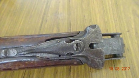 Podrían ayudarme con la identificación de esta escopeta,  no se alcanza a ver ningún marcaje del fabricante; 10