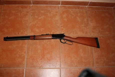 Cambio estos dos rifles, un Tikka de cerrojo modelo M65 en calibre 300wm, y un Rossi de palanca modelo 01