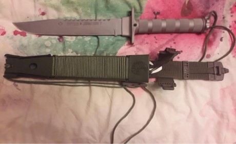 En venta este mítico cuchillo en estado NUEVO.Llevará conmigo unos 8 años. Comprado por mi en una armería.
 02