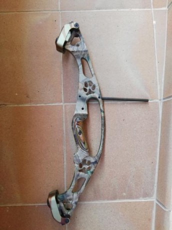 Vendo este cuerpo de arco + las palas de polea de la marca Hoyt Reflex.

Se entrega, lo que es el cuerpo 01