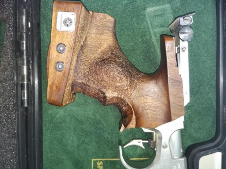 Vendo pistola de aire Steyr lp-10 silver, comprada en el 2008, la pistola se encuentra en Teruel, se puede 02