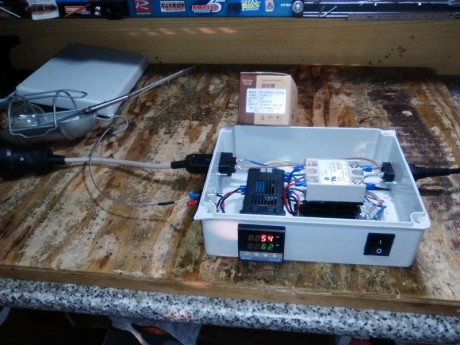 Buenas.
Os adelanto una foto del nuevo lio que tengo entre manos, en este caso es un termostato para el 51