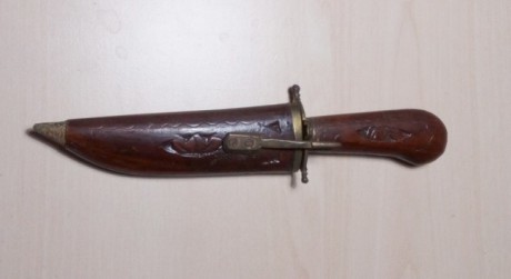 Cuchillo artesanal procedente de la India, funda y mango de madera labrada, muy artesanal, guardamanos 01
