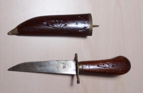 Cuchillo artesanal procedente de la India, funda y mango de madera labrada, muy artesanal, guardamanos 00