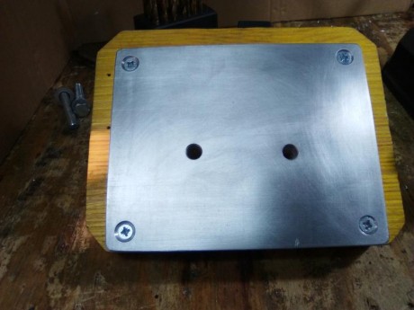 Buenas.
Os pongo unas fotos de la placa que me he fabricado para calentar una recalibradora RCBS.
Es similar 131