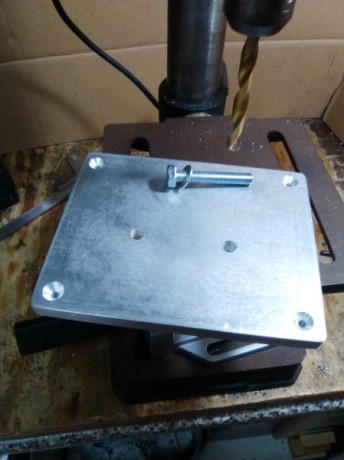 Buenas.
Os pongo unas fotos de la placa que me he fabricado para calentar una recalibradora RCBS.
Es similar 142