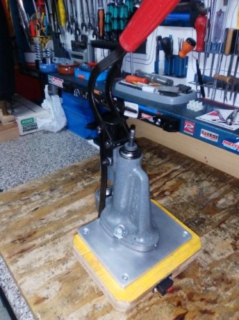 Buenas.
Os pongo unas fotos de la placa que me he fabricado para calentar una recalibradora RCBS.
Es similar 150