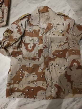 Segundo modelo árido, compuesto por chupa, camisa mangas cortas y pantalón, chupa y pantalón usados, camisa 02