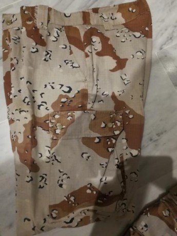 Segundo modelo árido, compuesto por chupa, camisa mangas cortas y pantalón, chupa y pantalón usados, camisa 01