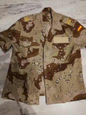 Segundo modelo árido, compuesto por chupa, camisa mangas cortas y pantalón, chupa y pantalón usados, camisa 00