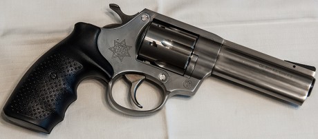 Hola.
Aqui podeis ver todo sobre los Steel cop y la Steel Eagle....
Acero....aleman.....para mi...una 122