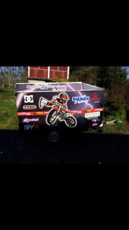 Pues hay que hacer caja
Vendo remolque cerrado de motos
Es un remolque muy bueno que no uso
Cerrado en 00