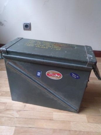 En venta cajón de munición de cañón de avión calibre 20mm 
Tiene sus kilómetros pero está bien, salvo 02