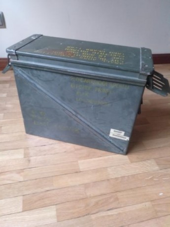 En venta cajón de munición de cañón de avión calibre 20mm 
Tiene sus kilómetros pero está bien, salvo 01