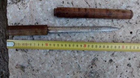 Hola, tengo entre mis trastos esta arma blanca. Anda por mi casa desde que recuerdo.

No se muy bien dentro 00