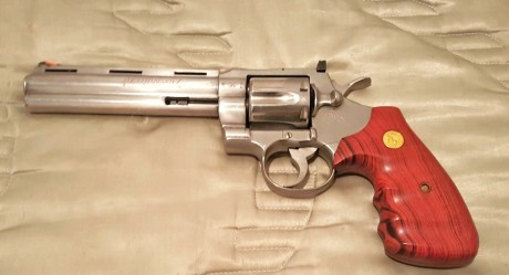 Hola:
Pongo en venta por no uso, este magnifico revolver COLT PYTHON 357 MAGNUM en acero inoxidable y 02