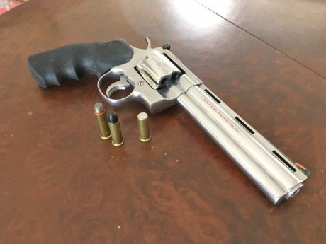 Hola:
Pongo en venta por no uso, este magnifico revolver COLT PYTHON 357 MAGNUM en acero inoxidable y 01