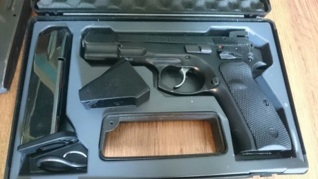 Buenas, pongo a la venta una cz75b 9mm con equipo para ipsc, cinturón con 2 porta cargadores y funda de 02