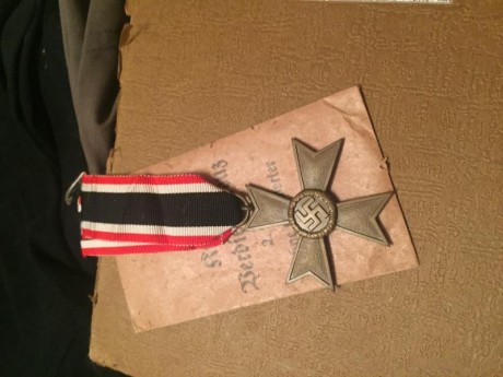Buenas. 
Pongo a la venta mi pequeña coleccion de condecoraciones de la ll guerra mundial
Son alemas pero 01