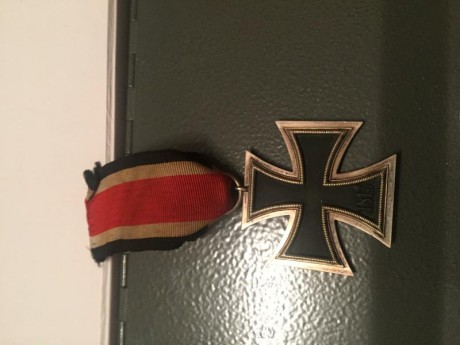 Buenas. 
Pongo a la venta mi pequeña coleccion de condecoraciones de la ll guerra mundial
Son alemas pero 00