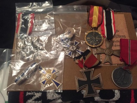 Buenas. 
Pongo a la venta mi pequeña coleccion de condecoraciones de la ll guerra mundial
Son alemas pero 12