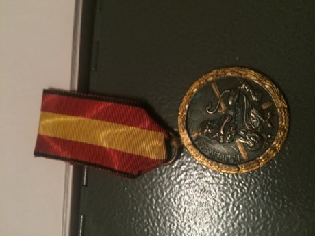Buenas. 
Pongo a la venta mi pequeña coleccion de condecoraciones de la ll guerra mundial
Son alemas pero 11