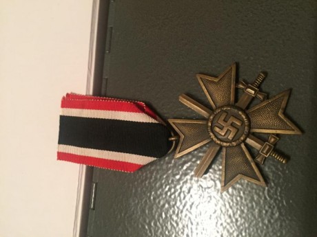 Buenas. 
Pongo a la venta mi pequeña coleccion de condecoraciones de la ll guerra mundial
Son alemas pero 10