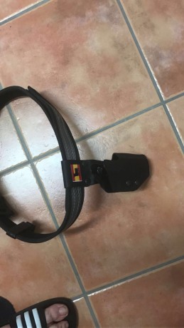 Se vende con 5 porta cargadores nuevos sin usar cinturón  y funda pistola también sin usar 6 cargadores 00
