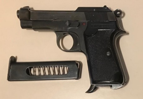 Vendo pistole Beretta del calibre 7,65 modelo 1935 en libro de coleccionista, preferiblemente en Barcelona 01
