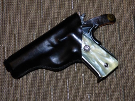 Vendo LLAMA , cal. 22  en perfecto estado.  Todo original, y completo, con un 2º cargador no visible. 02