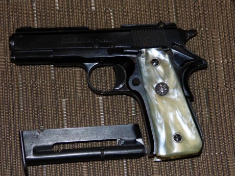 Vendo LLAMA , cal. 22  en perfecto estado.  Todo original, y completo, con un 2º cargador no visible. 00
